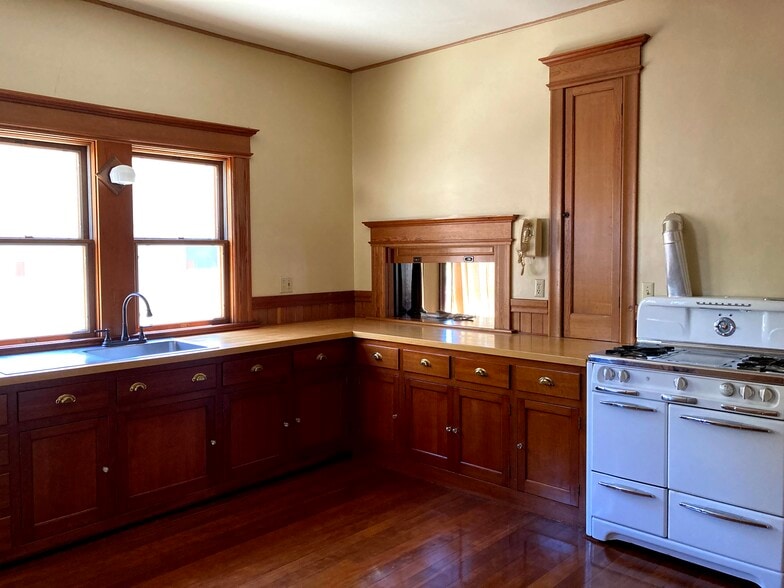 KItchen has lots of cupboards and storage - 264 N 13th St