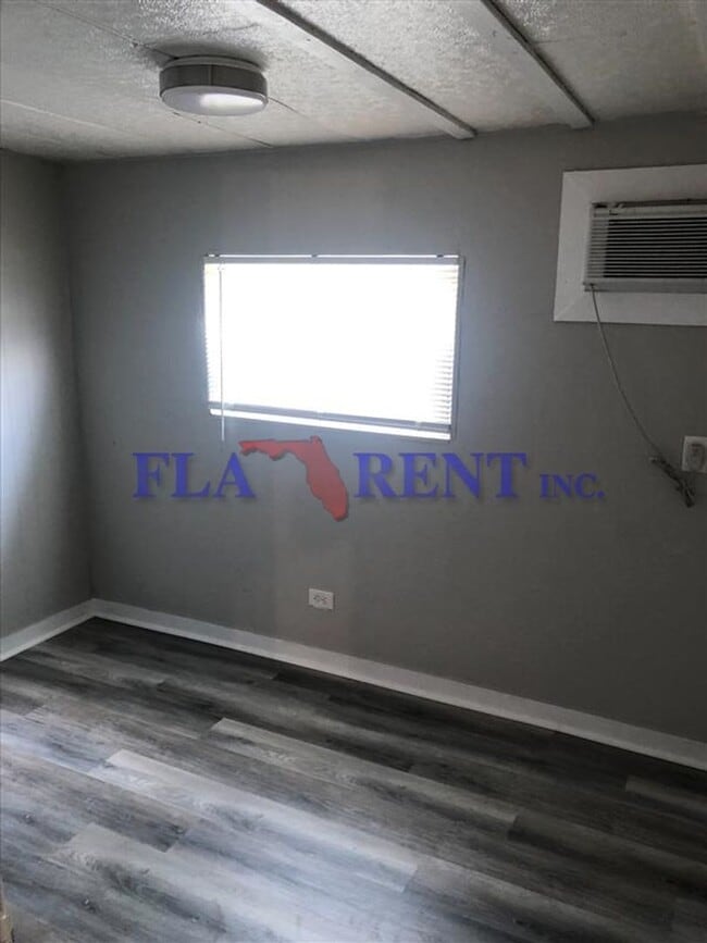 Building Photo - * APPLICATION PENDING.  DO NOT APPLY! *  Large 3/2 Manufactured home in Orlando**