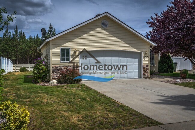 Building Photo - Lovely 3 Bedroom 2 Bath Home w/ 2 Car Gara...