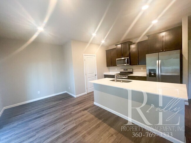 Building Photo - Spacious 4 Bedroom In Prime Location!