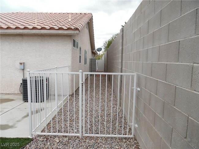 Building Photo - 9120 Dolente Ave