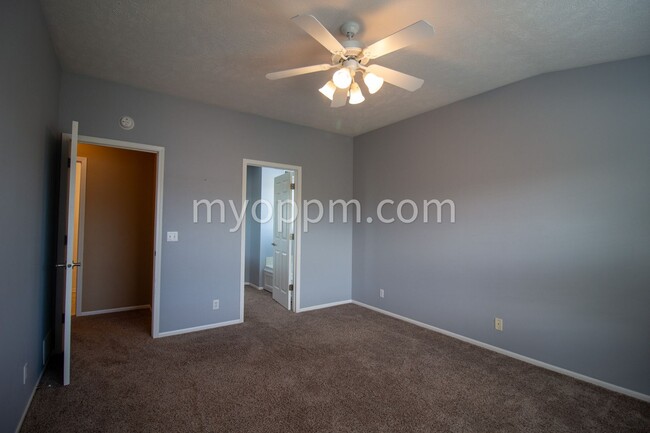 Building Photo - $1,022.50 Off Deposit! Spacious 2 Story ho...