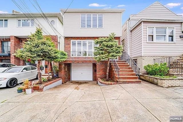 Primary Photo - 180 McAdoo Ave