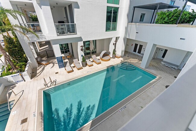 Building Photo - 485 E Royal Palm Rd