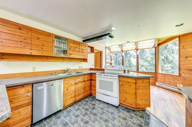 Building Photo - Private 3 Bedroom Home in the Woods