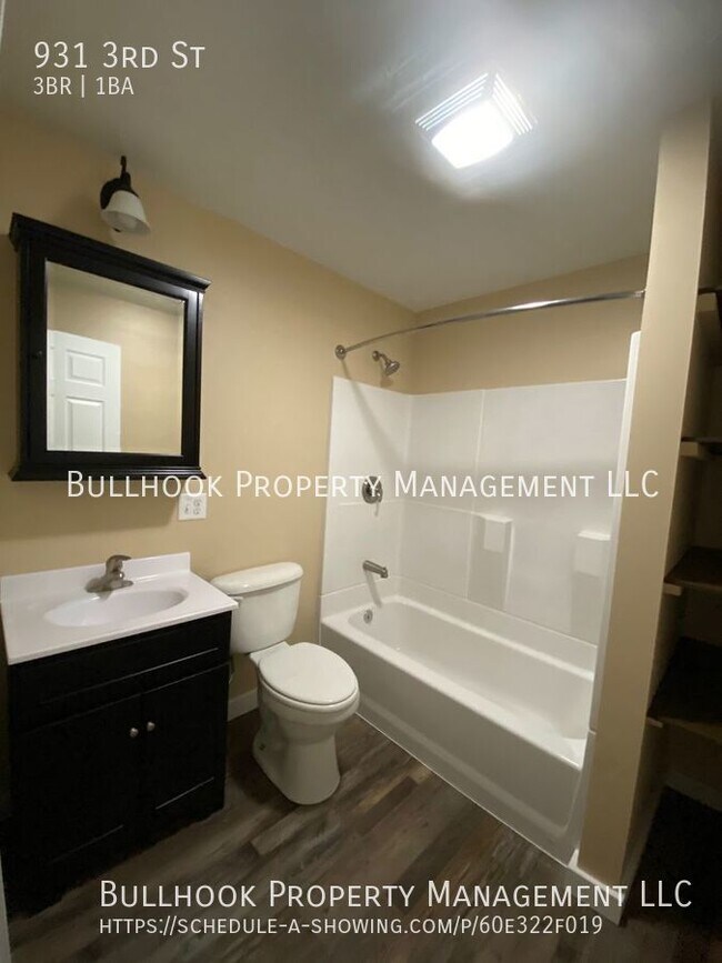 Building Photo - Beautifully updated 3 bedroom house with w...