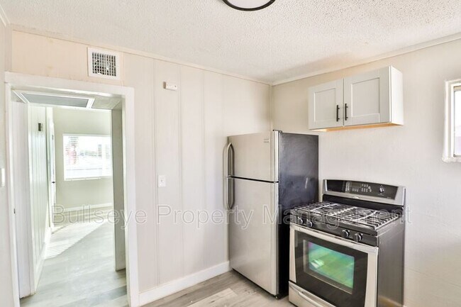 Building Photo - 102 E Hatcher Rd