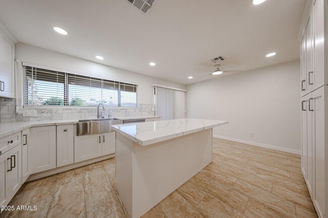 Building Photo - 9833 E Watford Way