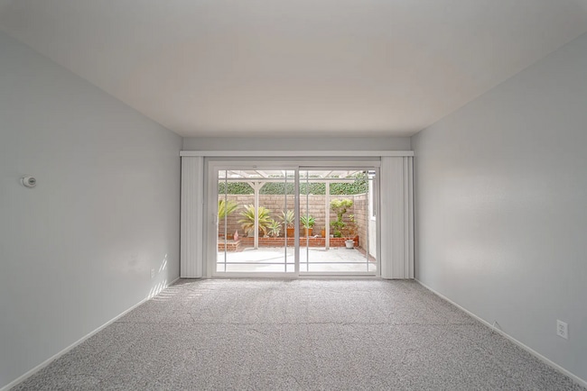 Building Photo - Beautiful 4 Bd Townhouse