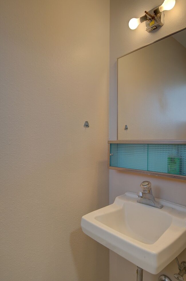Building Photo - Beautifully Remodeled NE Heights/Uptown Ar...