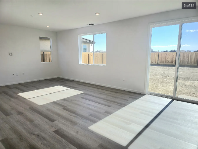 Family Room - 1060 Hollowbrook Rd