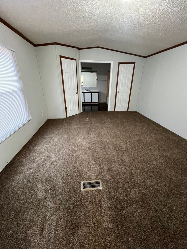 Building Photo - 691 Julia St