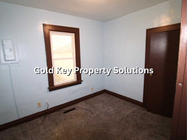 Building Photo - COMING SOON! Cute 1 BR Duplex with Dining ...