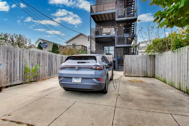 Building Photo - 3320 N Narragansett Ave