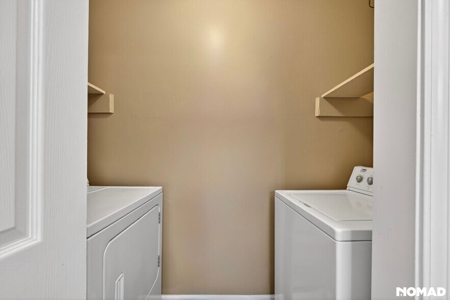 Building Photo - 3209 Lakeford Dr