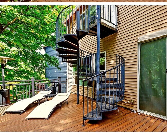 Building Photo - * FULLY FURNISHED * -3 levels, 7 bedrooms , lower level apartment with separate entrance *Home ba...