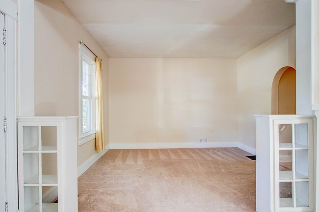 Building Photo - Charming 4BD Victorian near Downtown Color...