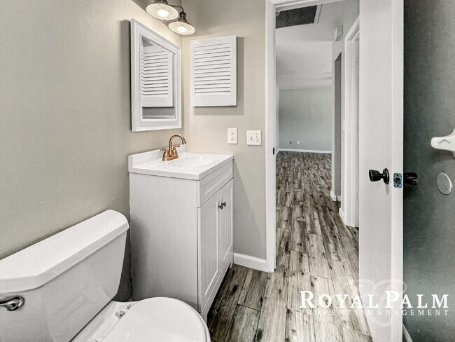 Building Photo - 2 Bed / 1 Bath | Fort Myers | Spring Into This One and Save $500