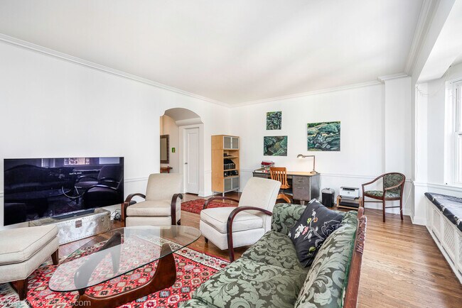 Building Photo - 5000 S Cornell Ave