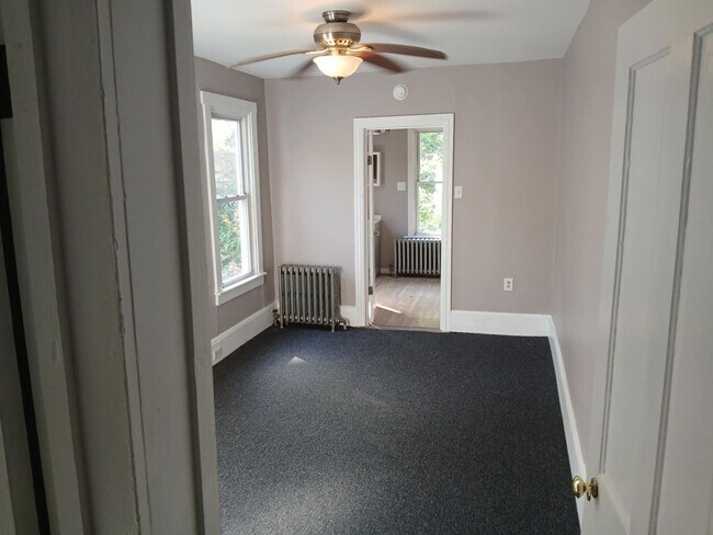Building Photo - 4 bedroom 1 bathroom