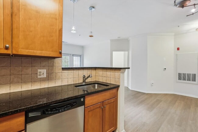 Building Photo - FRESH & READY! 2BD/2BA Next to METRO with ...