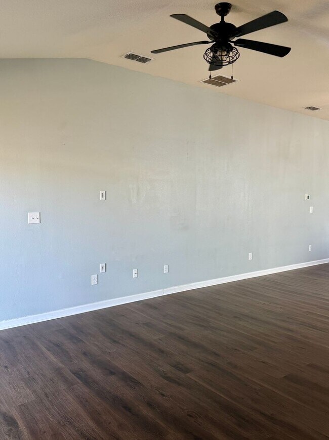 Building Photo - 3/2 GREAT location