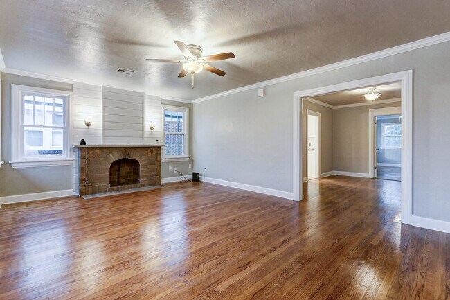 Building Photo - Charming 3-bedroom, 1-bathroom house - Available now!