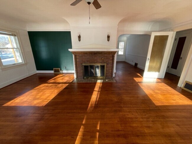 Building Photo - Beautiful 3 Bedroom Home