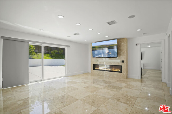 Building Photo - 16544 Park Ln Dr