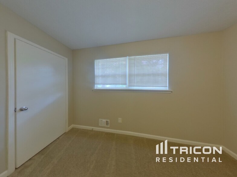 Building Photo - 786 Robin Dr SE