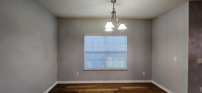 Building Photo - 590 Redwood Ln