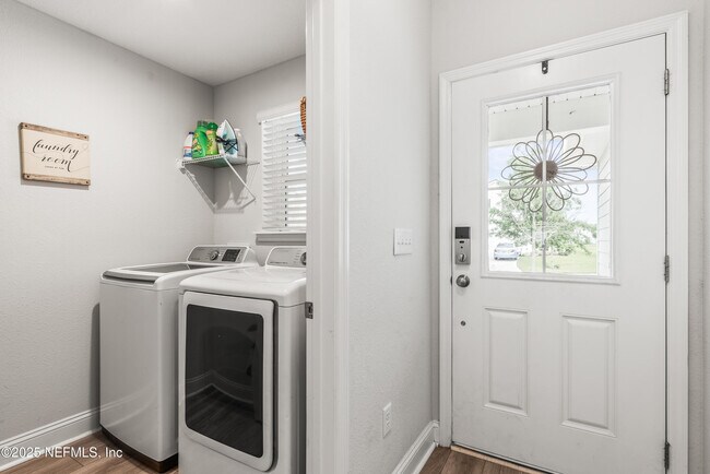 Building Photo - 243 Dahlia Falls Dr