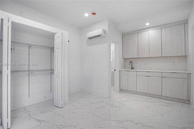 Building Photo - 630 W 72nd Pl