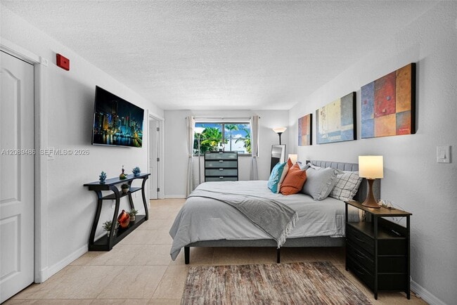 Building Photo - 1334 Collins Ave