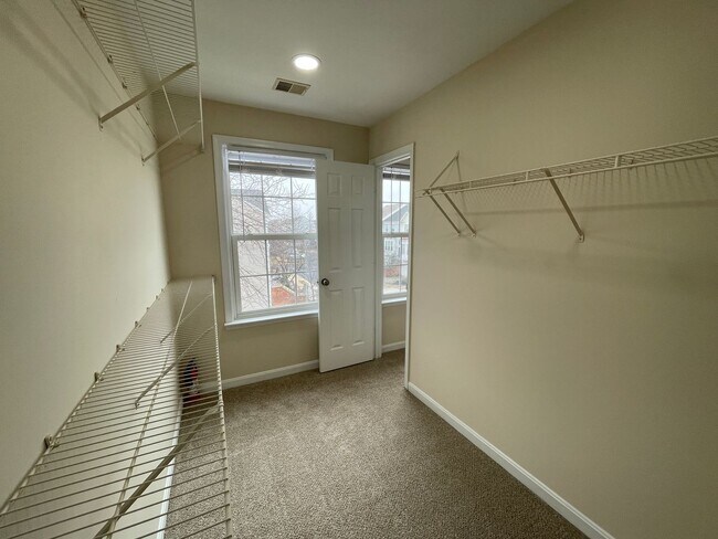 Building Photo - Elegant And Spacious 3 Bed 3.5 Bath Townhome In Vibrant Loudon Parkway Center