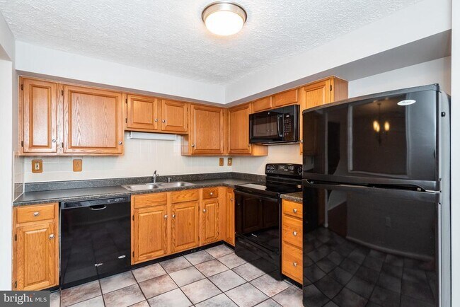 Building Photo - 3348 Raccoon Ct