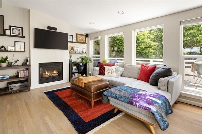 Building Photo - 2Bd/1.25Ba Seattle Townhouse