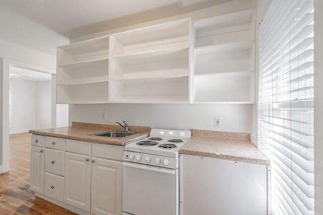 Building Photo - Efficiency apartment in the Historical Fairmount District!