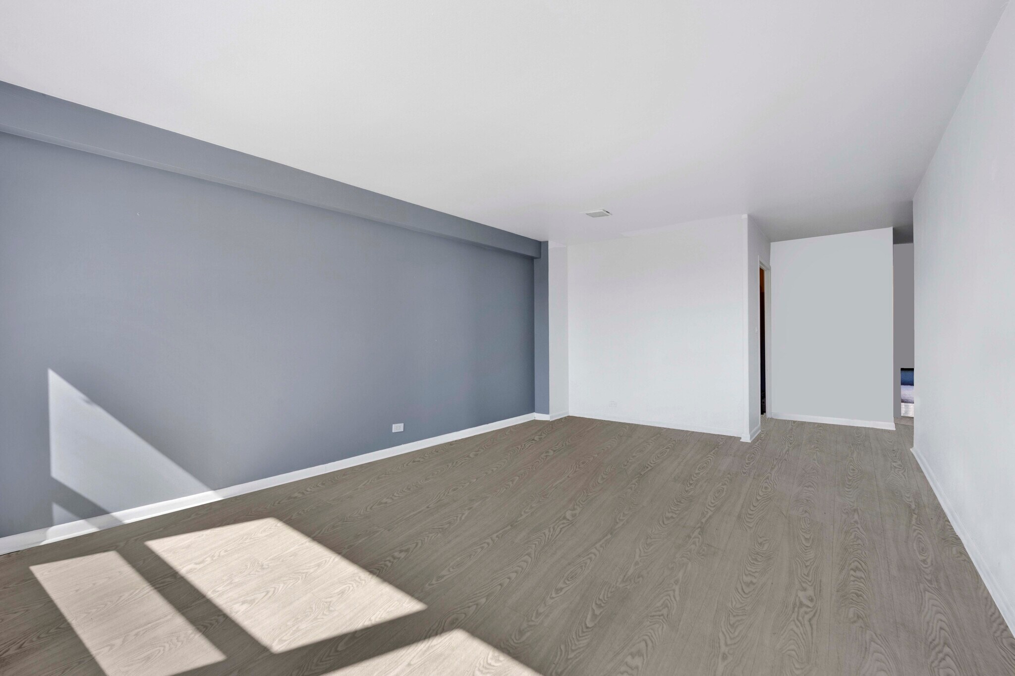 Building Photo - 555 W Cornelia Ave