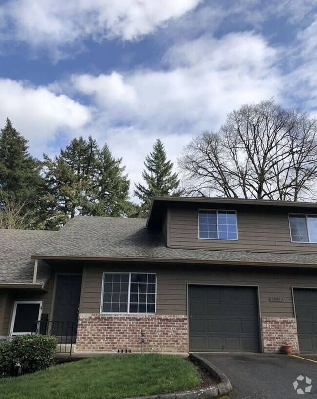 Building Photo - Large 2 bed 1.5bath townhouse with Garage