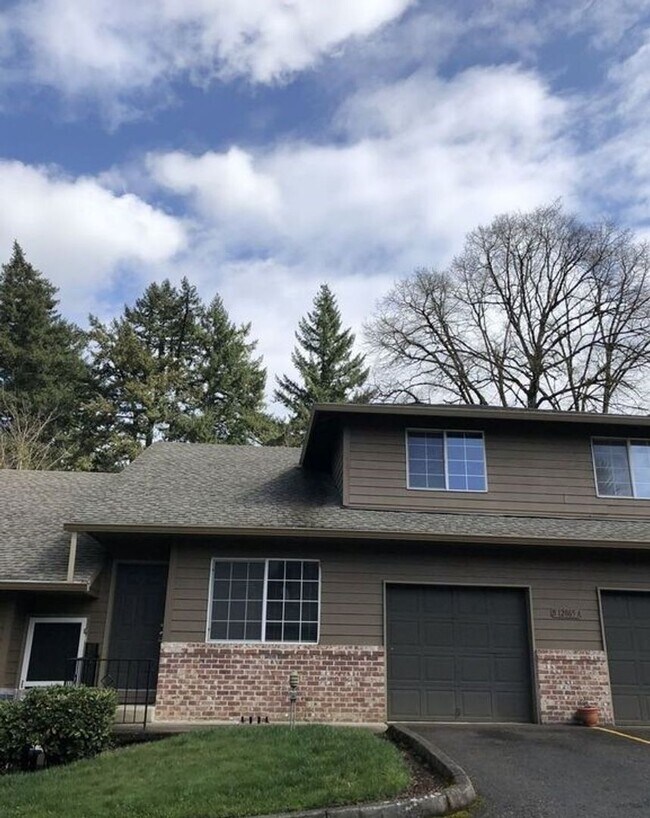 Primary Photo - Large 2 bed 1.5bath townhouse with Garage