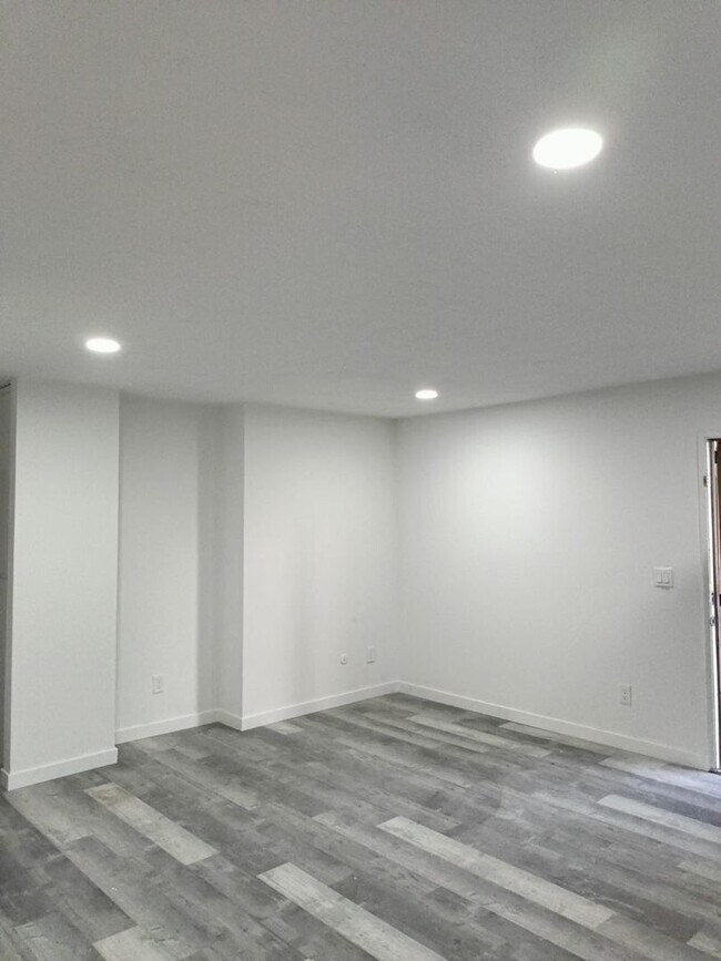 Building Photo - Remodeled 2 bedrooms 2 full baths corner unit apartment in Chula Vista