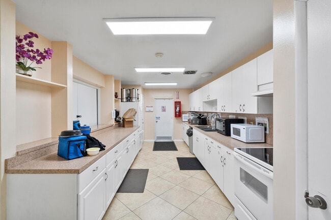 Building Photo - 27 Abbey Ln