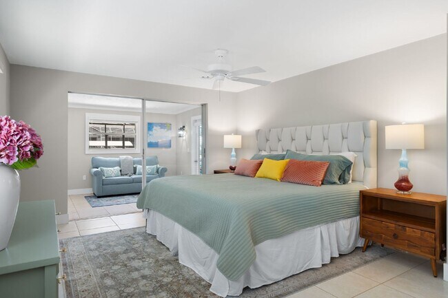 Building Photo - Naples Park Pool home - walking distance to the beach!