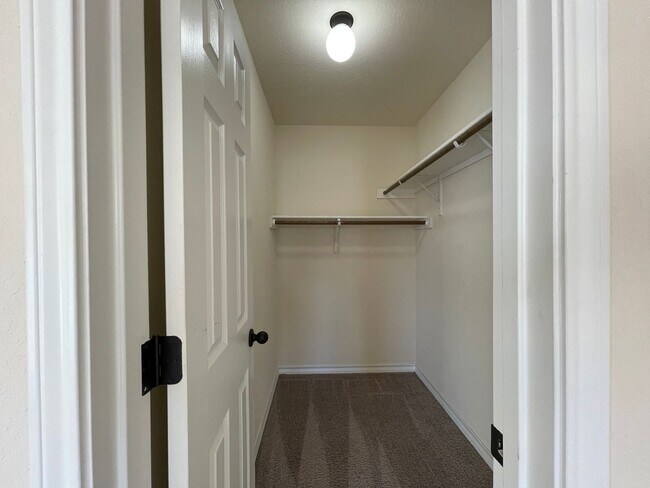 Building Photo - Town home for rent