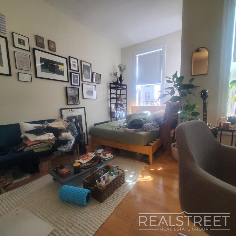 Building Photo - Spacious Sunny South Facing Studio One Block from Promenade