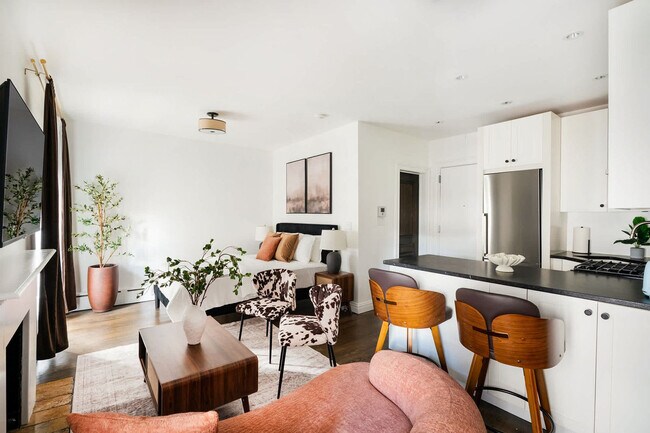 Building Photo - 10 5th Ave