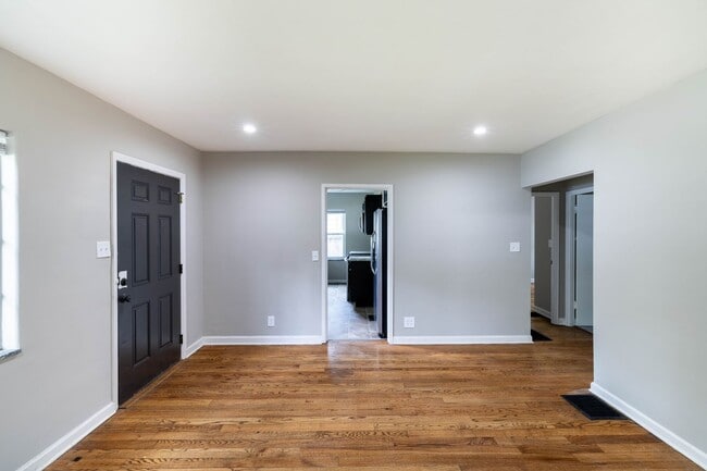 Building Photo - 3 Bed 2 Full Bath Available now at 52nd and Primrose!