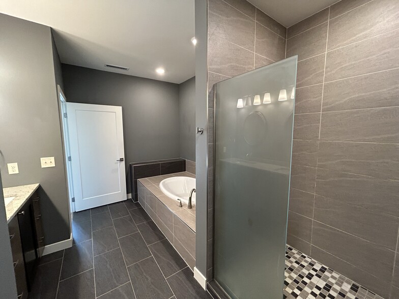 Master Bath - 3955 Ivy Dr