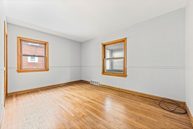 Building Photo - 3-Bedroom Cape Near Summit Lake ~ Oversize...